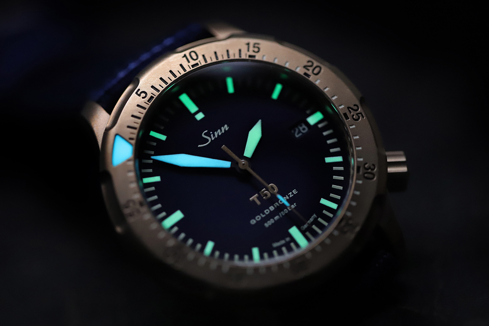 色分けした夜光塗料により時針と文字盤上のインデックスはグリーンに、分針と秒針、回転ベゼルのキーマークはブルーに発光