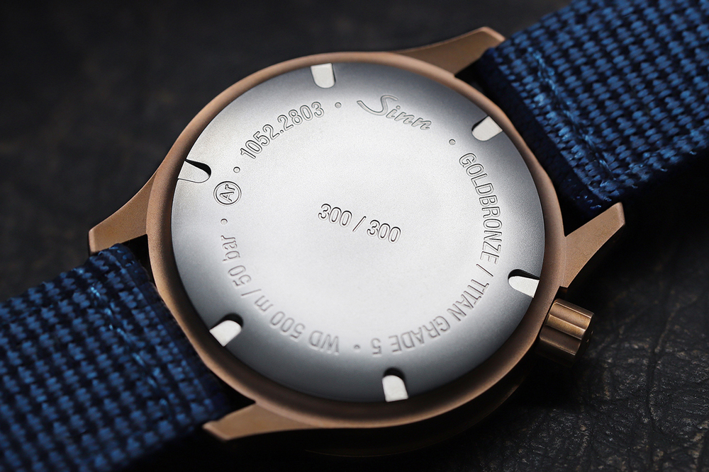 裏蓋にはグレード5のチタンを採用