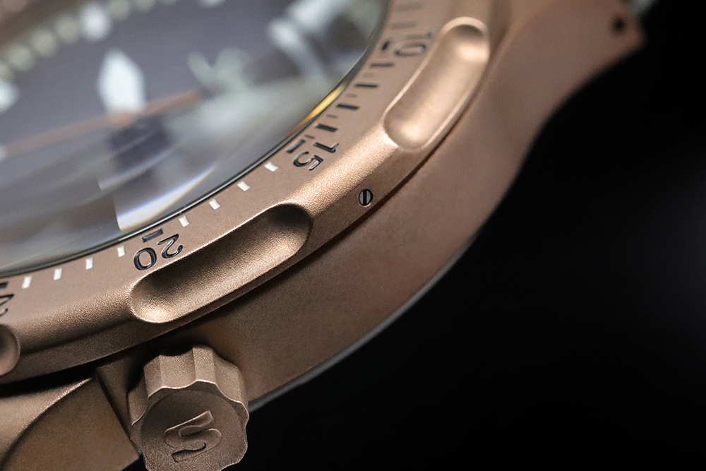 ゴールドブロンズ125製逆回転防止ベゼルはビスを使って時計ケースに固定