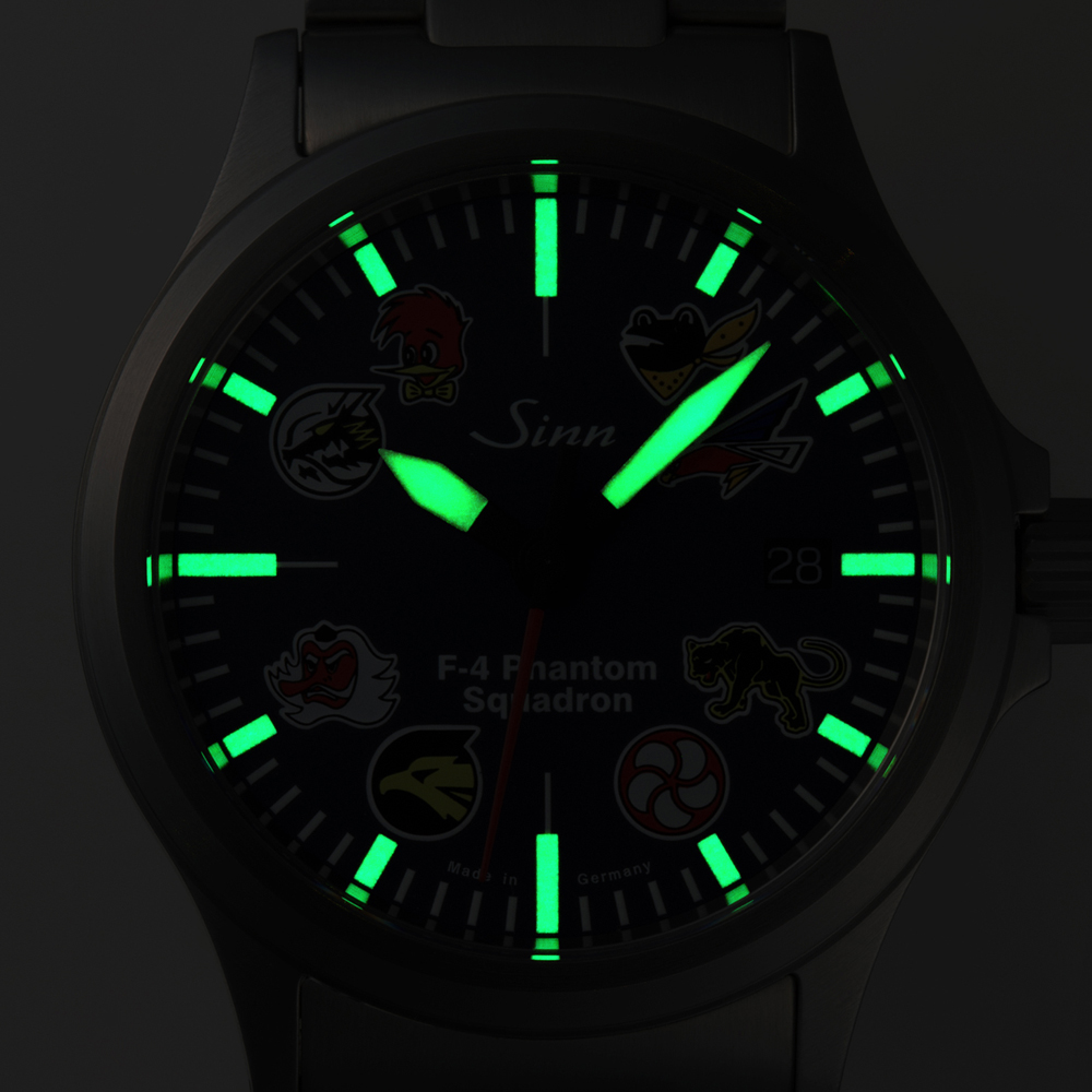 夜光処理が施されたインデックスと時分針