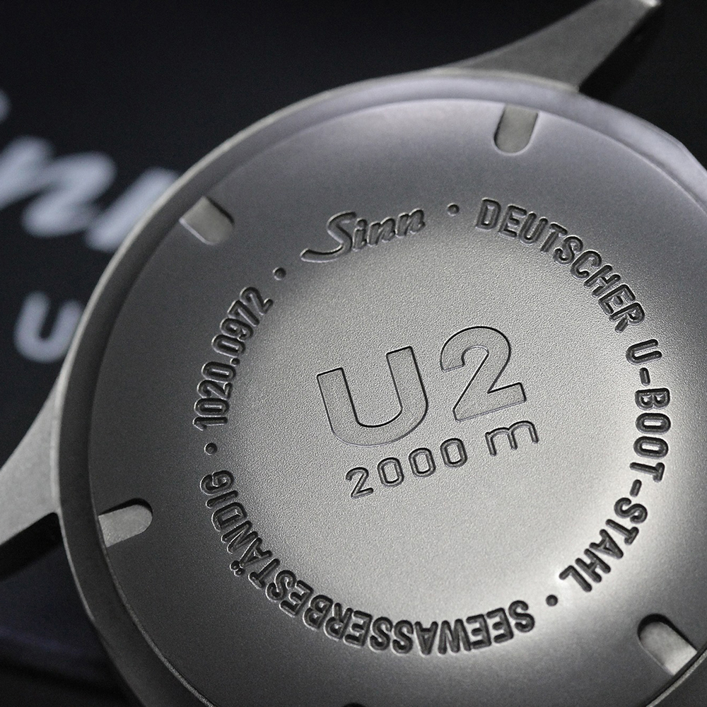 『U2/2000m』という潜水可能深度を示す文字