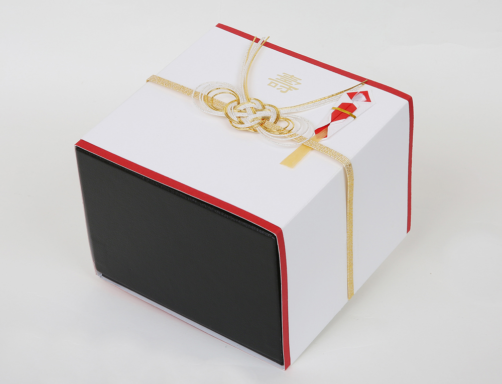 時計ボックスを包む熨斗と水引を付けた熨斗紙