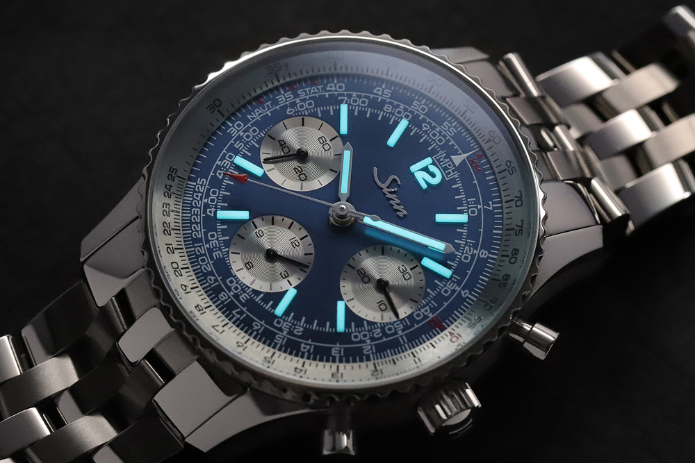 限定クロノグラフの903 Ti II Anniversaryは暗所でブルーに光ります