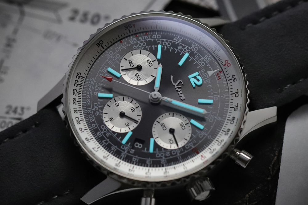 限定クロノグラフの903 St II Aは暗所でブルーに光ります