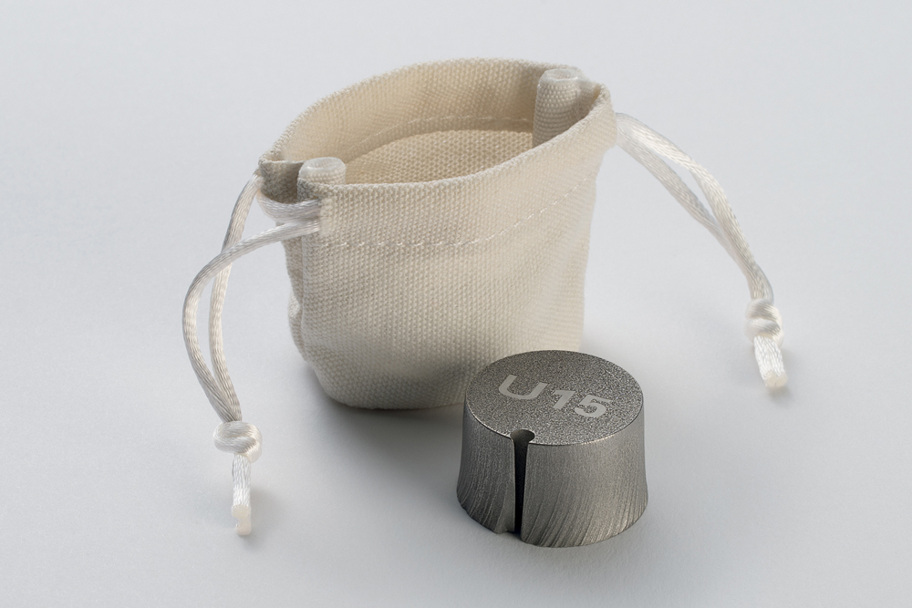 それぞれの名を刻印したこの鋼材