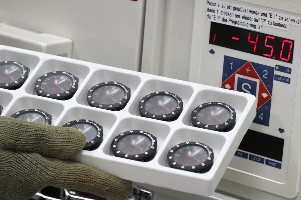 時計は-45℃から+80℃の過酷な環境でも精度を維持