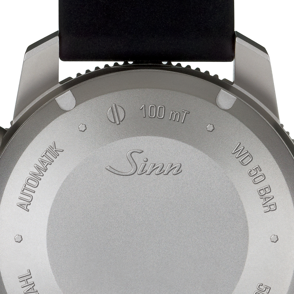 「100mT」の文字が刻印