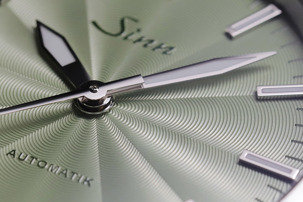 ギョーシェ彫りが美しい文字盤